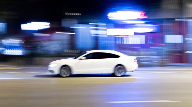 Die Kantonspolizei Zürich stoppte einen Autolenker, der auf der Autobahn bei Uster mit 208 km/h unterwegs war. (Themenbild: Severin Bigler)