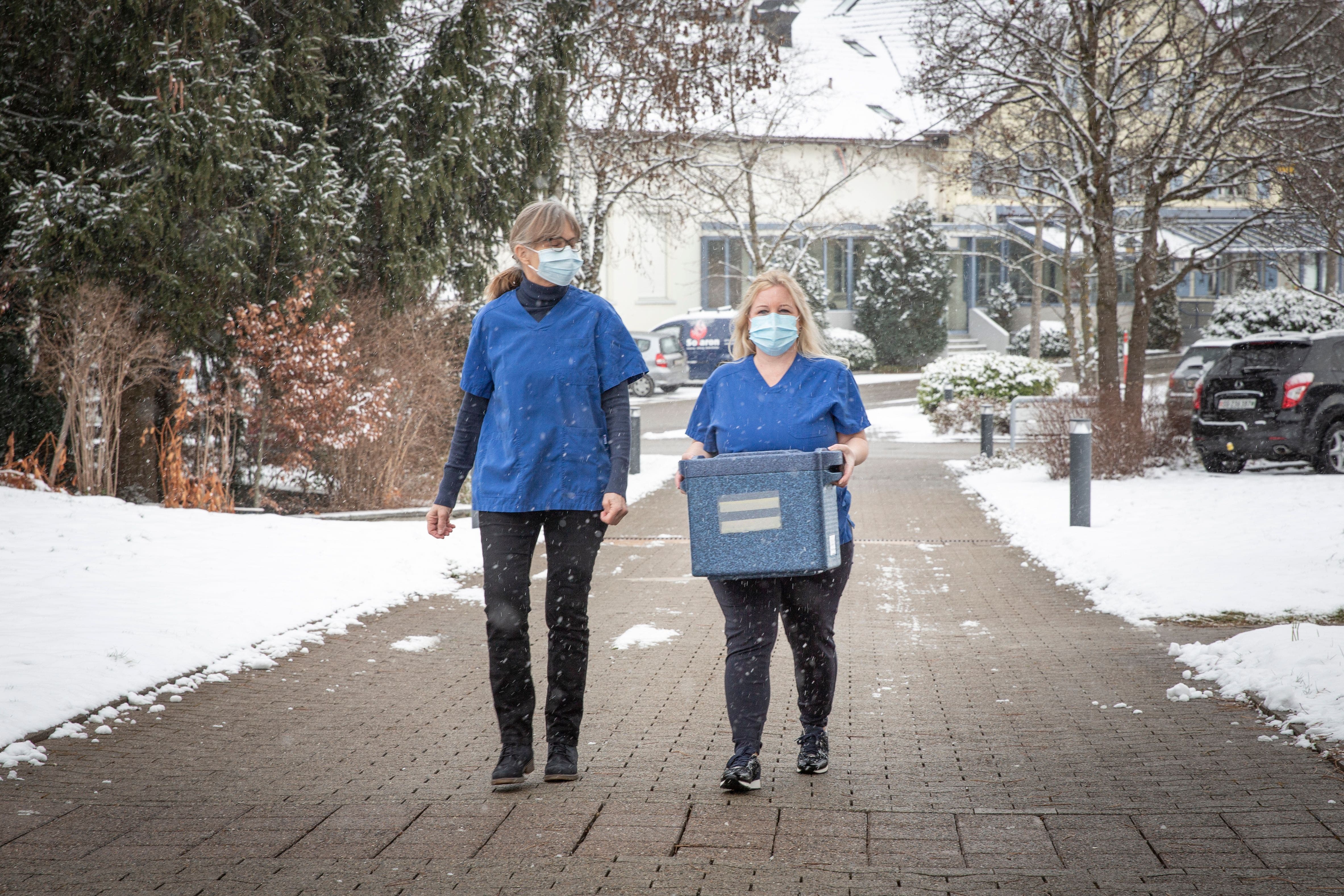 6. Januar: Kaum hat das Jahr begonnen, ist es soweit: Die Impfaktion des Kantons St.Gallen gegen das Coronavirus startet. Erste Station ist das Altersheim Sonnegrund in Kirchberg im Toggenburg.