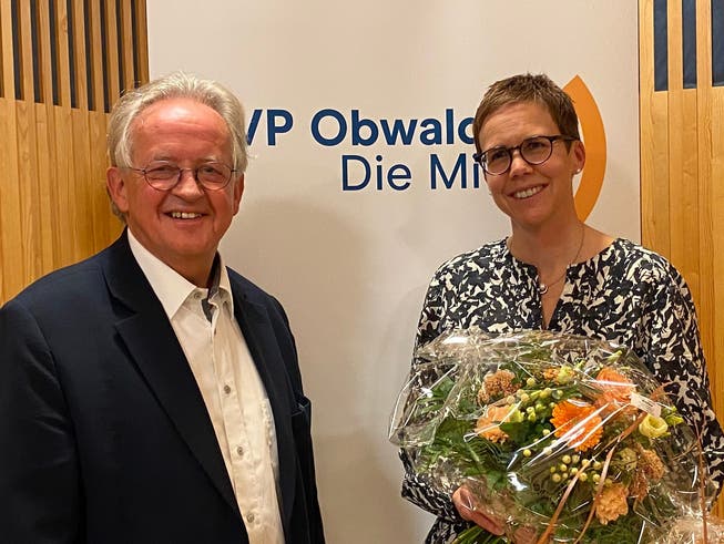 Cornelia Kaufmann-Hurschler bei ihrer Nomination zusammen mit dem Präsidenten der CVP Obwalden/Die Mitte, Bruno von Rotz.