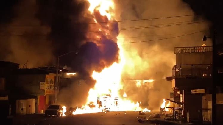 70 Menschen sterben bei der Explosion eines umgekippten Tanklasters: Sie wollten davon Benzin stehlen