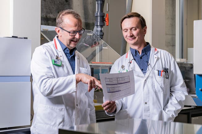 Martin Béhé (links), Leiter der Gruppe Pharmakologie des Zentrums für radiopharmazeutische Wissenschaften, freut sich mit Michal Grzmil vom Zentrum für radiopharmazeutische Wissenschaften über die positiven Studienergebnisse.