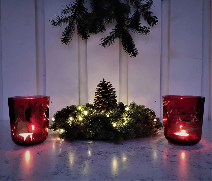 Licht, das die finstere Nacht erhellt und Weihnachtsstimmung vermittelt, ist eigentlich da. Möge es auch (endlich) den ersehnten Frieden bringen! 