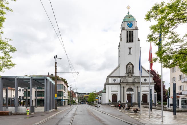 Die Kirche St. Agatha am Bahnhof Dietikon wird künftig mit Fernwärme geheizt.