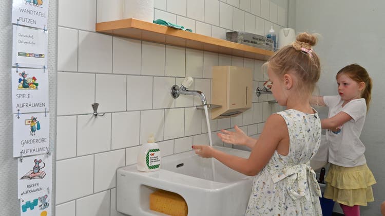 Häufiges Händewaschen und Desinfektionsmittelgebrauch haben seit Corona zugenommen. Hautprobleme auch, sagen Studien. (Bruno Kissling)