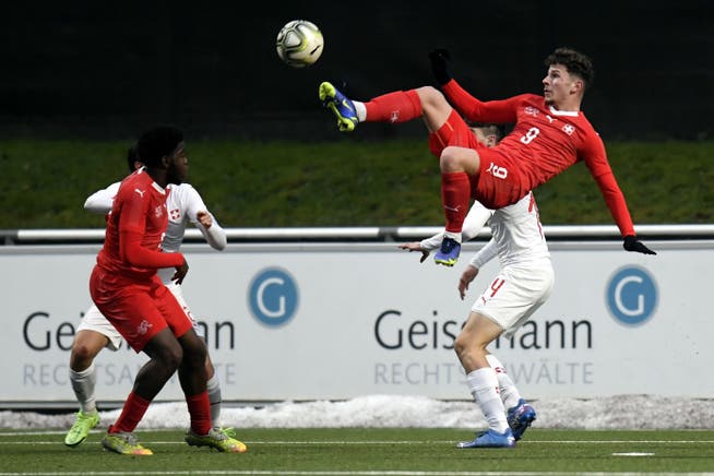 Schweiz U17 (in weiss) gegen Schweiz U18 (in rot):Arb Lulaj (vorne) von der U18 sorgt für Spektakel.