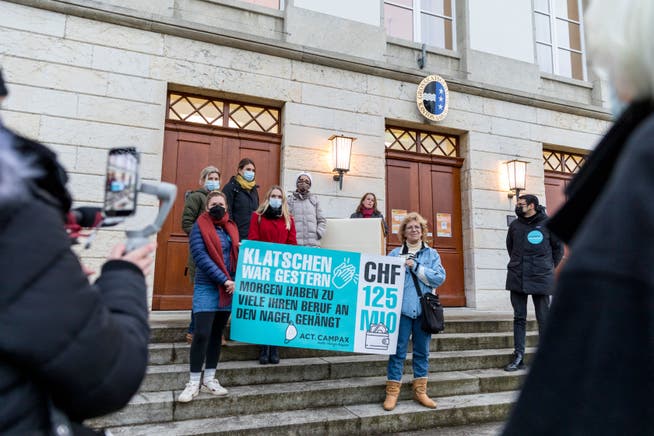 Am Donnerstagnachmittag wurde die Petition «Klatschen war gestern – Morgen haben zu viele ihren Beruf an den Nagel gehängt» vor dem Aargauer Regierungsgebäude eingereicht. 