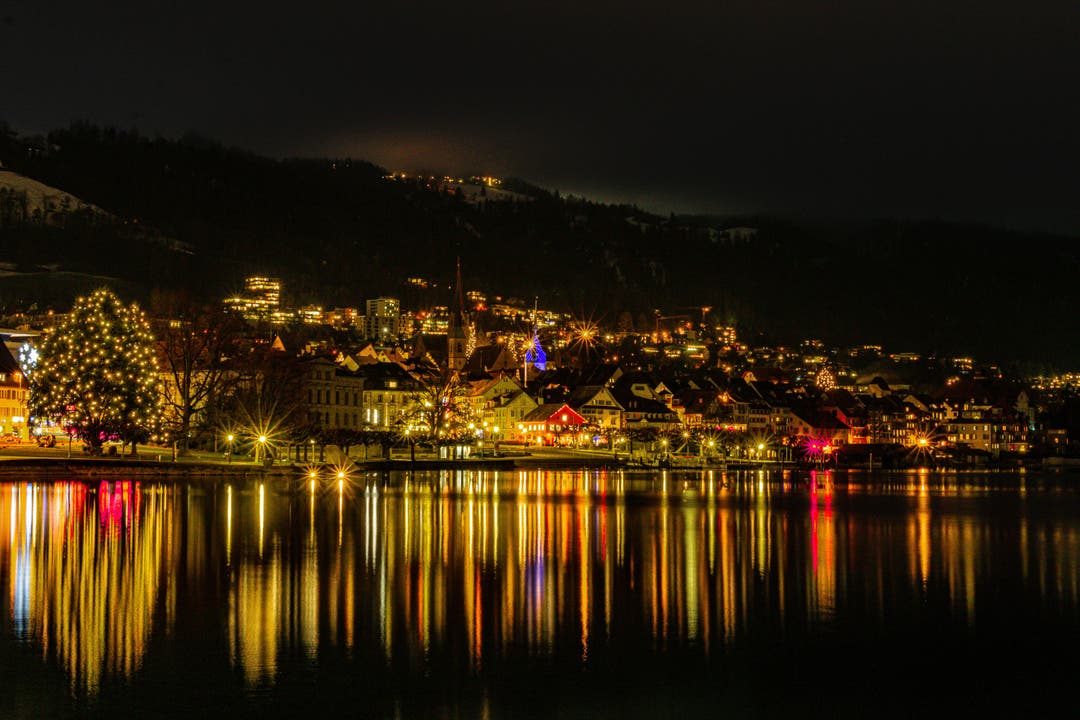 Die Stadt Zug bei Nacht. 