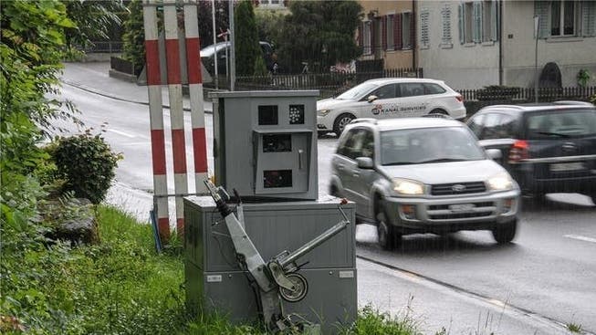 So sieht die semistationäre Radaranlage der Regionalpolizei aus (hier jene der Repol Wohlen in Büttikon). Sie steht gut sichtbar am Strassenrand.