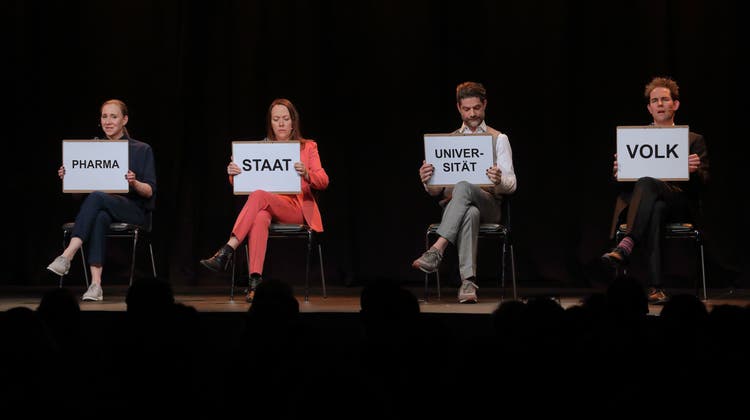 Von links: Elisabeth Hart, Lisa Catena, Rhaban Staumann und Matthias Kunz in ihrem satirischen Rückblick aufs Jahr 2021. (Dieter Graf / Oltner Tagblatt)
