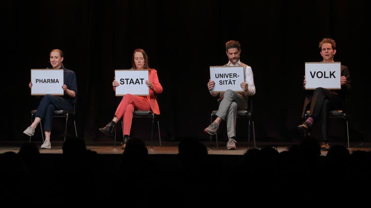 Von links: Elisabeth Hart, Lisa Catena, Rhaban Staumann und Matthias Kunz in ihrem satirischen Rückblick aufs Jahr 2021.