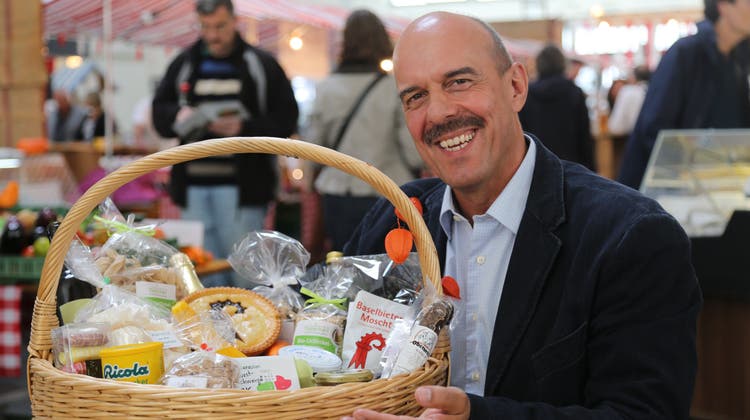 Projekt zur regionalen Entwicklung in beiden Basel: Lukas Kilcher, Leiter des Zentrums Ebenrain, präsentiert in der Basler Markthalle Lebensmittel aus dem Baselbiet. (Lucas Huber / bz)