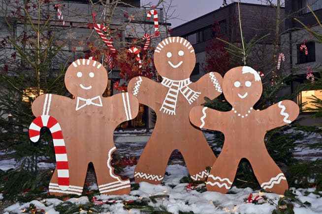 Von der Bastelgruppe Lostorf gebastelte «Lebkuchenmänner» sorgen am diesjährigen Weihnachtsmarkt für Weihnachtsstimmung.