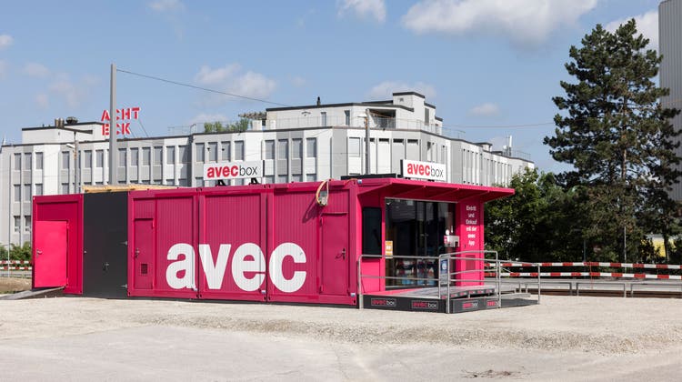 Die pinke Avec-Box in Urdorf-Nord wurde Ende Juni 2021 eröffnet. (Severin Bigler)