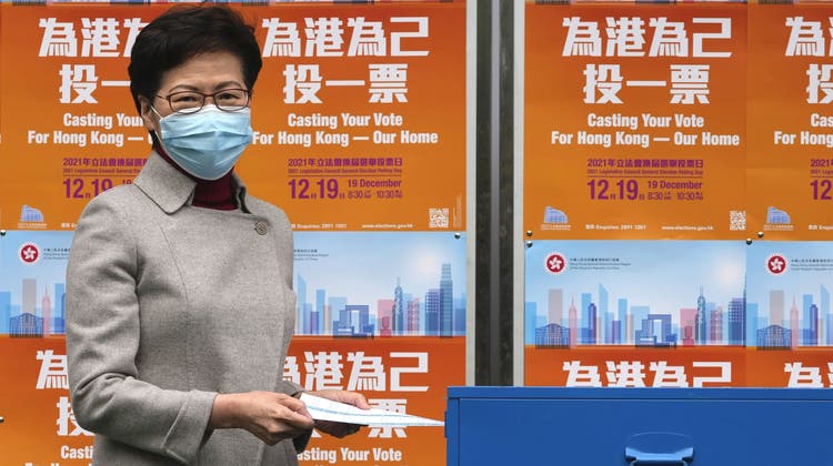 Die Wahllokale sind in Hongkong geöffnet. Auch Regierungschefin Carrie Lam ist dabei. (AP)