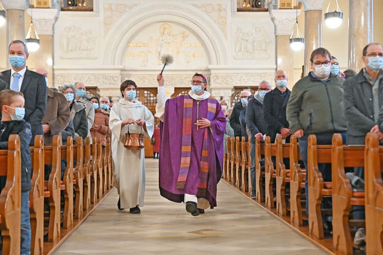 Bischof Felix Gmür bei der Einsegnung der Kirche St. Martin in Olten.