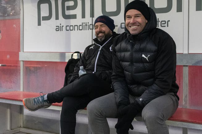 Vaduz-Trainer Mario Frick (rechts) und Assistent Roman Matter haben nach dem 3:2-Sieg im Spitzenkampf gegen Winterthur gut lachen.