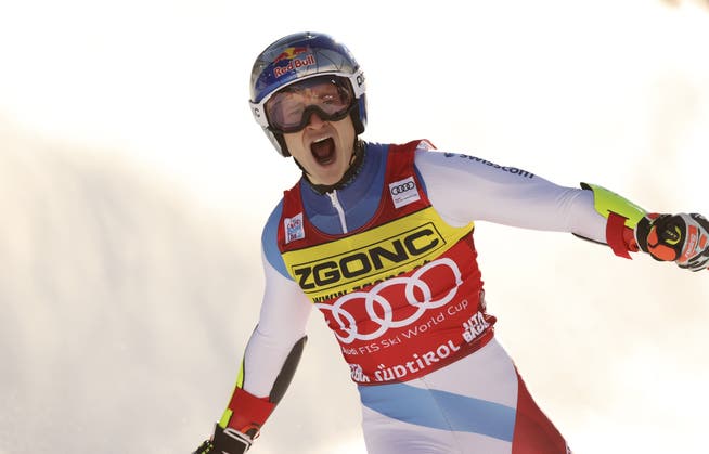 Marco Odermatt freut sich über seinen Sieg in Riesenslalom von Alta Badia.