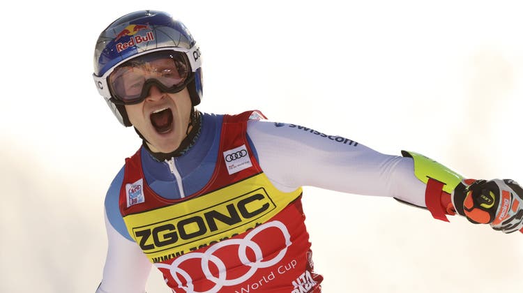 Marco Odermatt freut sich über seinen Sieg in Riesenslalom von Alta Badia. (Alessandro Trovati / AP)