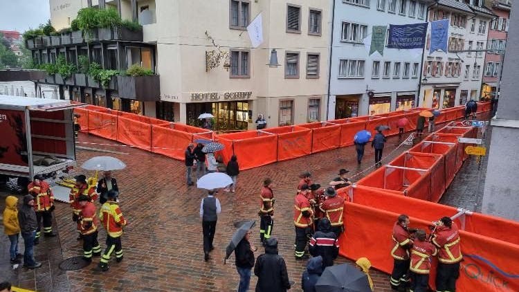 In Rheinfelden halfen die Feuerwehrleute mit, die Altstadt vor dem Hochwasser zu schützen. (zvg/RFO Unteres Fricktal (Juli 2021))