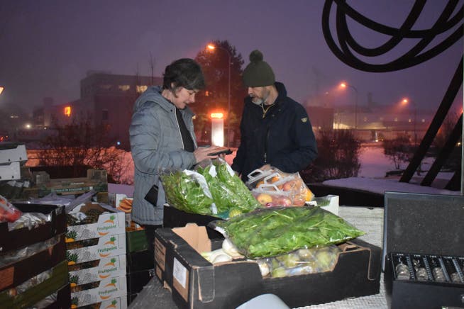 Ivo Streiff mit einer Kundin: Der 50-Jährige verkauft Lebensmittel weiter, die sonst im Abfall landen würden.