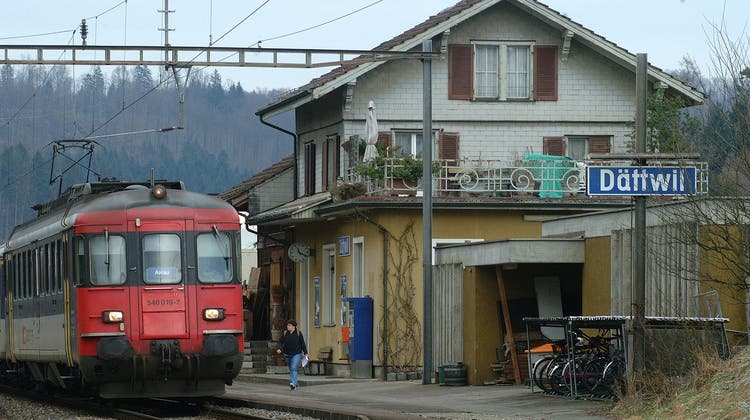 Bis 2004 fuhren Personenzüge nach Baden-Dättwil. Das Trassee besteht noch heute, aber nur als Ausweichroute für den Güterverkehr. (Walter Schwager / AGR)