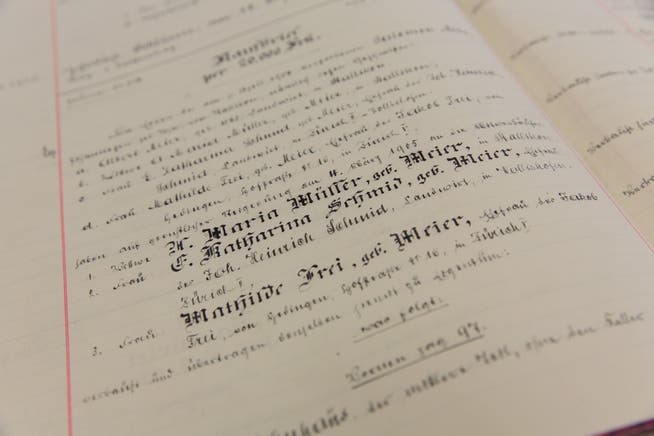 Tobias von Arx kann weiterhin Schlieremer Akten studieren. Im Bild ein Grundprotokoll der Gemeinde Stallikon, mit handschriftlichen Einträgen aus dem Jahr 1905.