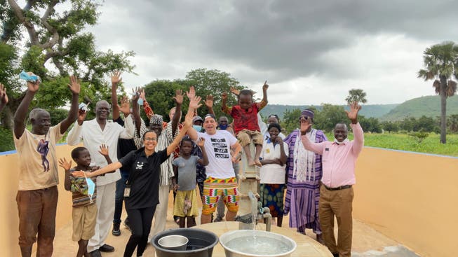 Für die Menschen im Togo ist ein Brunnen kein Tropfen auf den heissen Stein, sondern eine enorme Lebensverbesserung. (Yanek Schiavone in der Mitte)