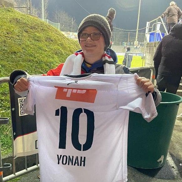 Yonah posiert vor dem Xamax-Spiel mit seinem neuen FCA-Shirt. 