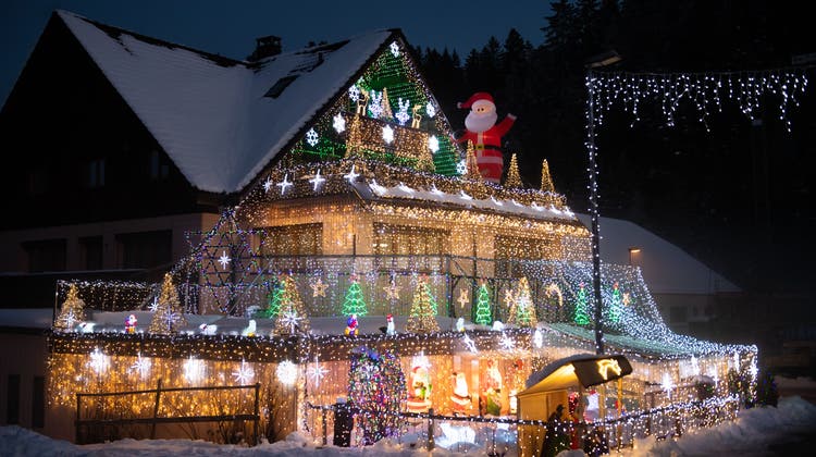Weihnachtsbeleuchtung in Escholzmatt: Wie viel Lichterzauber ist bei Stromknappheit noch sinnvoll? (Bild: Boris Bürgisser (Escholzmatt, 19. Dezember 2021))