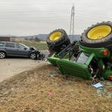 Heftige Kollision mit Traktor: Strasse zwischen Villmergen und Dottikon musste gesperrt werden