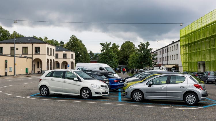 Die Parkplätze vor dem Friedhof Hörnli sollen im neuen Sanierungsprojekt des Regierungsrates grösstenteils erhalten bleiben. (Kenneth Nars)