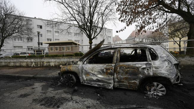 Ausgebranntes Auto am 1. Januar 2020 in der Strassburger Vorstadt Neuhof - eines von 300 im Raum Strassburg.