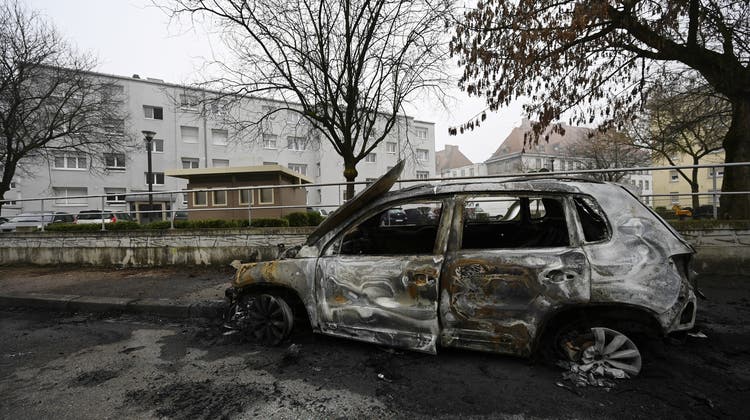 Ausgebranntes Auto am 1. Januar 2020 in der Strassburger Vorstadt Neuhof - eines von 300 im Raum Strassburg. (Frederick Florin / AFP)