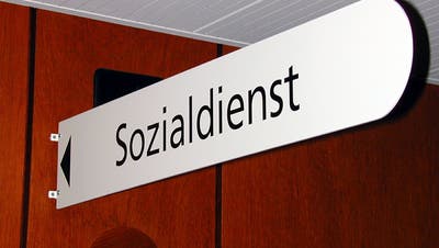Ein Schild hängt am Eingang zum Sozialamt. (Archivbild: Obwaldner Zeitung)