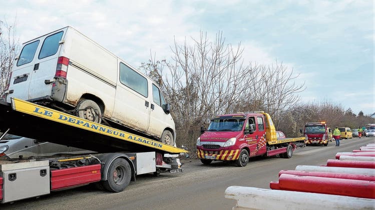 «Wrack-Putzete» an der Grenze: Hinter den Autos kommen Altreifen, Müllsäcke und vergammelte Matratzen zum Vorschein