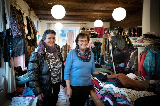 Silvia Napo und Hedi Fessler freuen sich, mit ihrer Arbeit in der Kleiderbörse Menschen zu helfen und Begegnungen zu ermöglichen. 