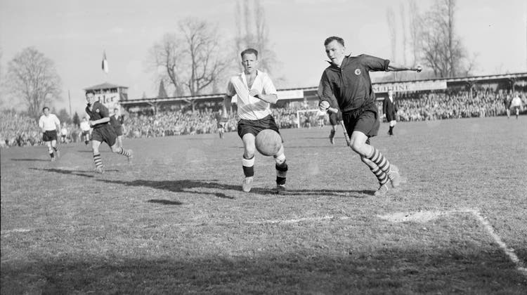 Am 29. März 1948 trafen La Chaux-de-Fonds (helle Trikots) und Grenchen im Berner Wankdorf erstmals aufeinander. Es war die erste von drei Finalpartien. (Getty/Ullstein Bild)