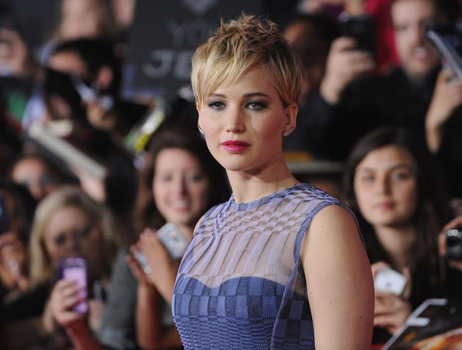 Kein Brüller: Hollywood-Aktrice Jennifer Lawrence trug den angeblich neuen Farbton von Pantone bereits zu einer Premiere im Jahr 2013. Wirklich überzeugt wirkte sie schon damals nicht. 