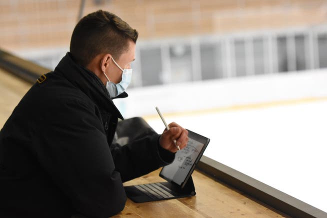 Lars Nater sitzt mit dem Tablet auf der Medientribüne des Herisauer Sportzentrums und beobachtet die Schiedsrichter.