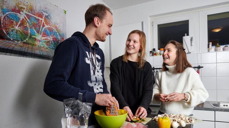 Wenn einmal alle drei Sportler zu Hause sind, kochen die Aargauer gerne zusammen. (Annette Boutellier)
