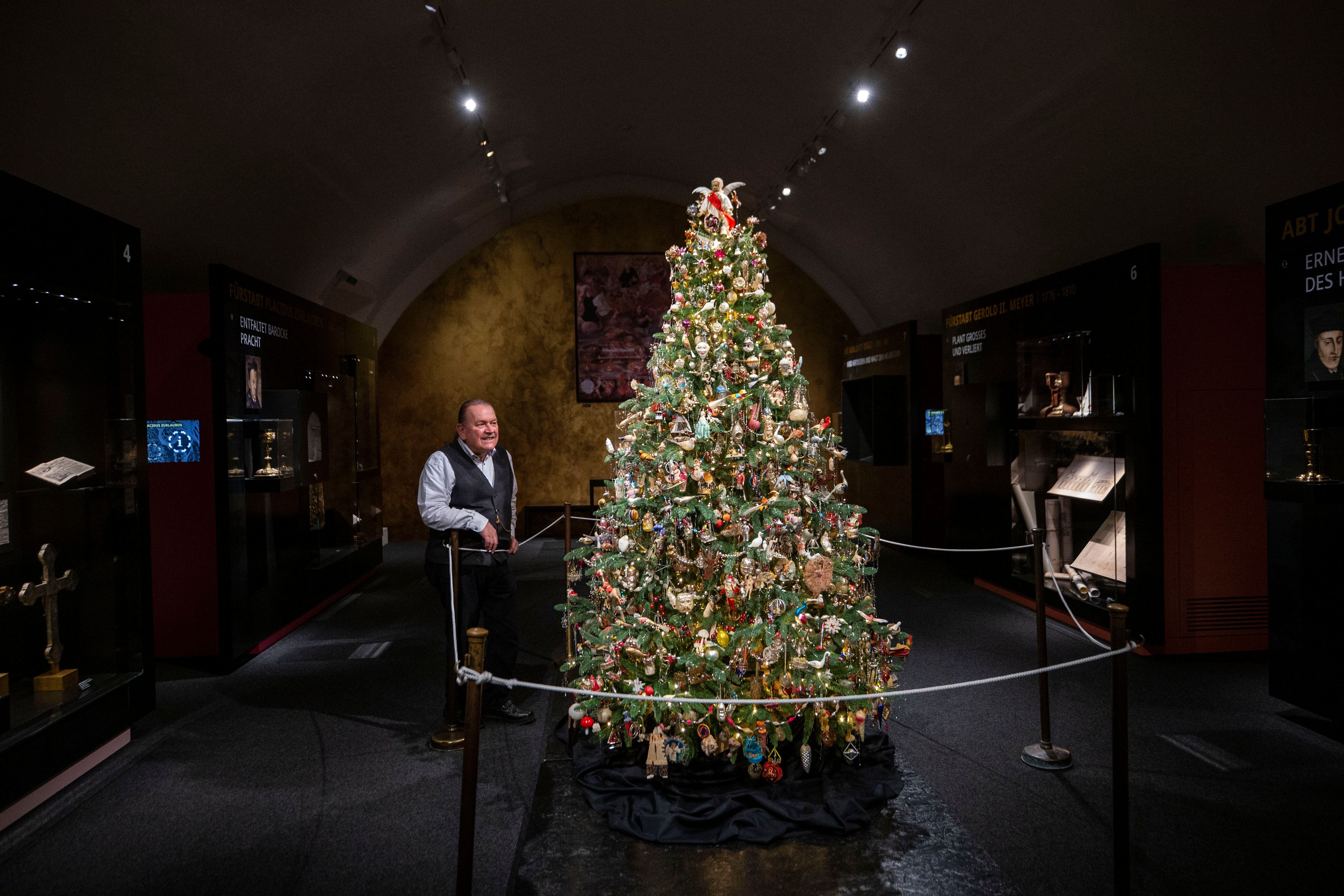 Ein Highlight der aktuellen Ausstellung «Von Königsberg nach London» im Museum Kloster Muri ist der grosse Weihnachtsbaum mit unzähligen historischen Schmuckstücken von Alfred Dünnenberger. Um den Baum zu behängen, benötigte er zehn Tage. 