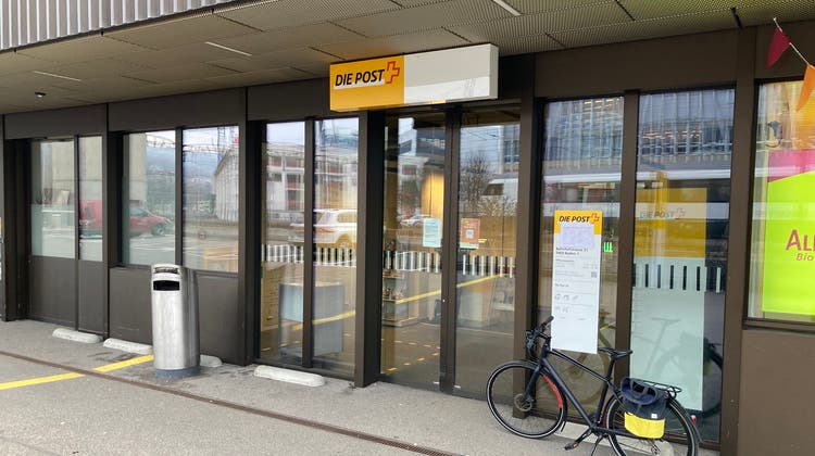 Die Postfiliale am Bahnhof Baden: Drinnen wird es immer wieder eng. (PZ)