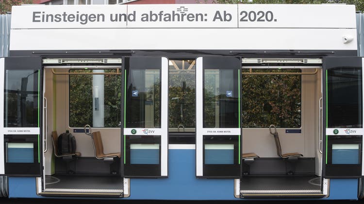 Petitionär Florian Müller wünschte sich auf der Linie 11 mehr niederflurige Trams wie etwa das neue Flexity (Bild). (Ennio Leanza/Keystone)