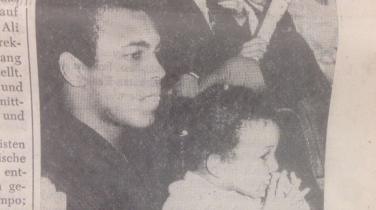 Muhammad Ali im Dezember 1971 im Badener Kurtheater, zusammen mit seiner Tochter. (Badener Tagblatt / Archiv)