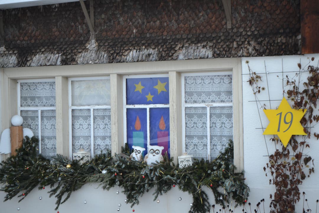 Ein dekoriertes Fenster beim B&amp;B Zimtstern, Sonnenhalb, Alt St. Johann.