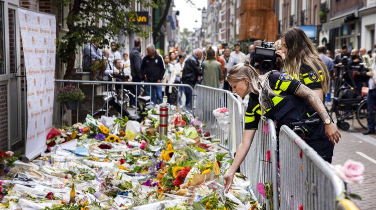 Blumen am Tatort, an dem der Journalist Peter de Vries im Juli erschossen wurde. (Keystone)