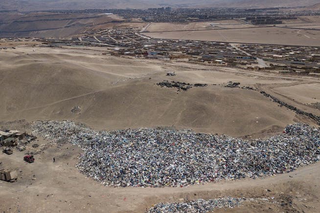 Fast fashion waste piles up in Chile's Atacama desert - Canada Express News