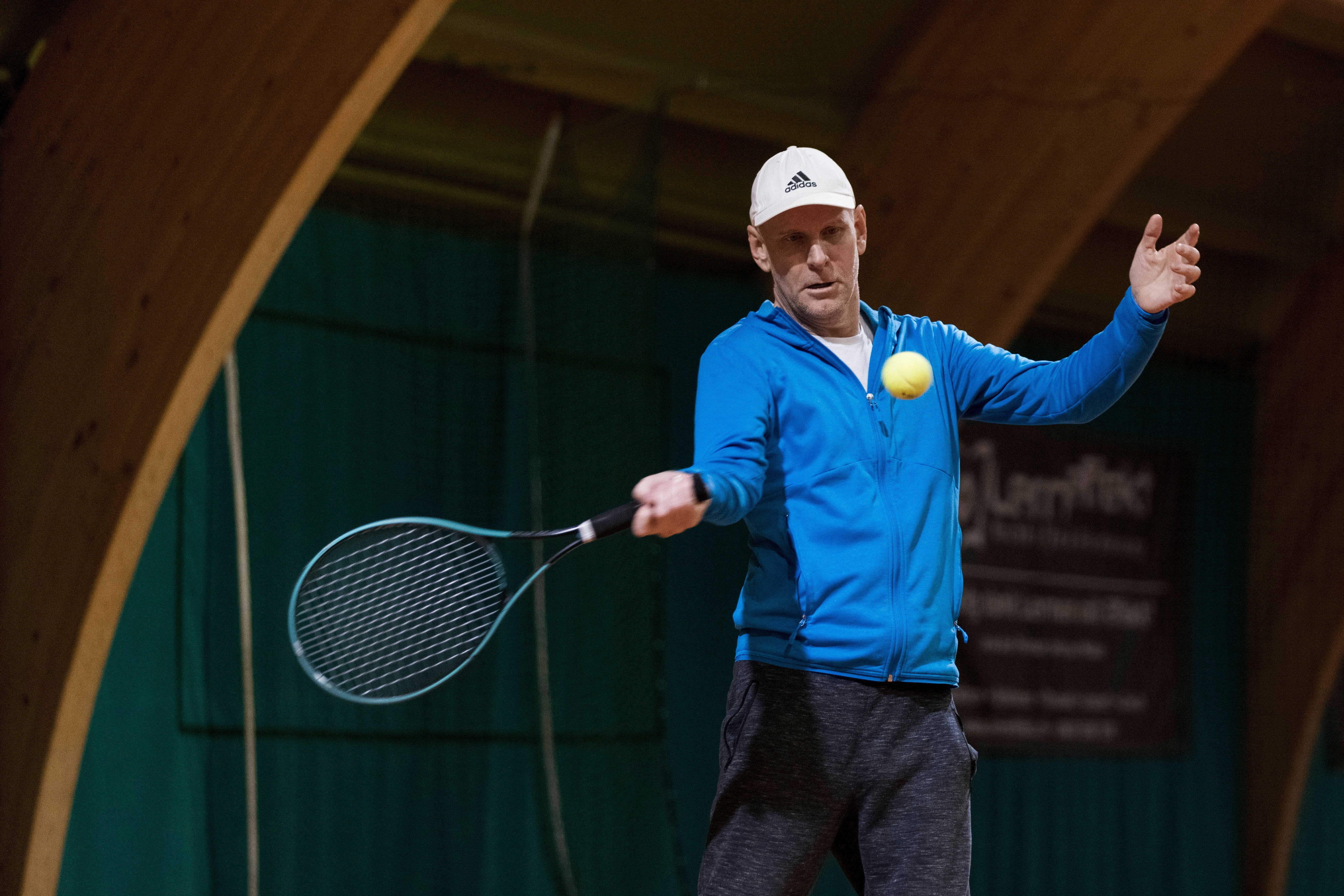 Beim Training im Tenniscenter Urdorf zeigt er, was er draufhat. Der gebürtige Australier arbeitet auch als Tennistrainer.