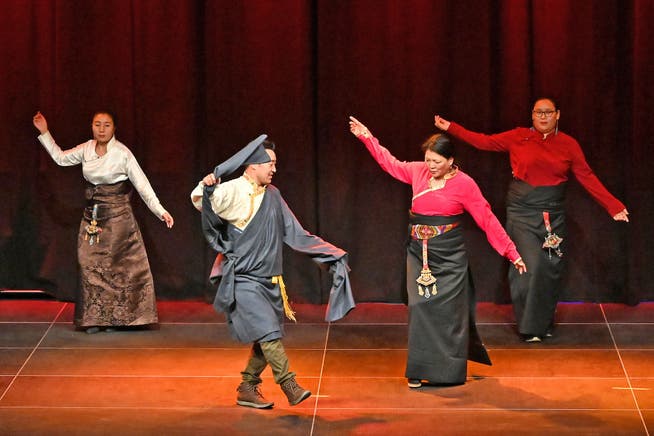 Die Lhakar Tanz-Gruppe zeigte verschiedene traditionelle tibetische Tänze.