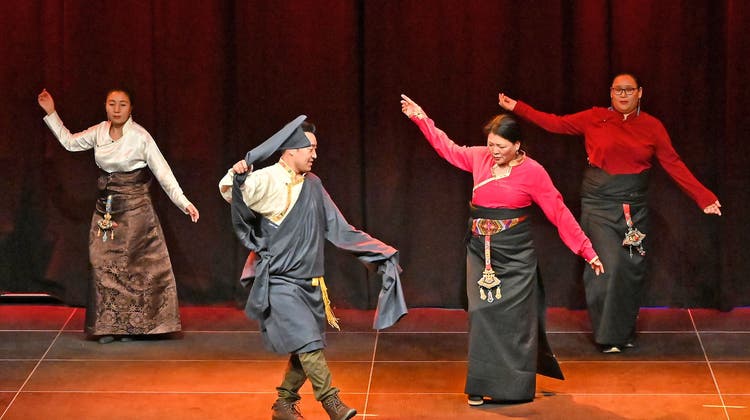 Die Lhakar Tanz-Gruppe zeigte verschiedene traditionelle tibetische Tänze. (Remo Fröhlicher)